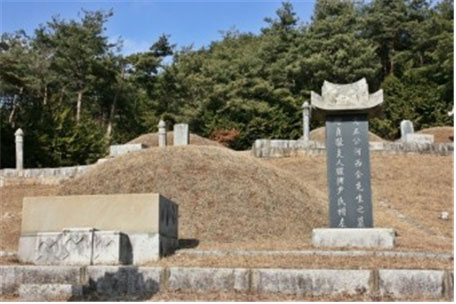 하서 선생 내외분 묘소